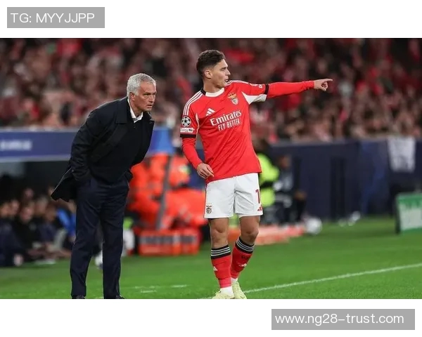 友谊赛精彩对决本菲卡与巴黎圣日耳曼战成平局引发全场热烈反响